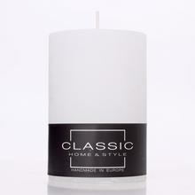 Biela rustikálna sviečka s označením CLASSIC.