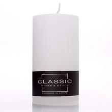 Biela rustikálna sviečka s čiernym obalom.