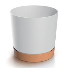 Biely kvetináč Tubo s hnedou miskou.