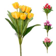 Kytica umelých tulipánov v žltej farbe.