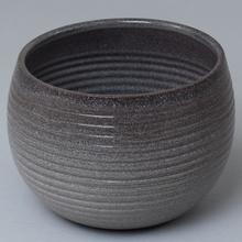 Keramický obal na kvety Wild Ice s hladkým povrchom.