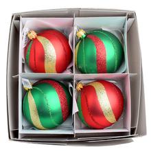 Sada štyroch sklenených vianočných gulí v červenej, zelenej a zlatej farbe.