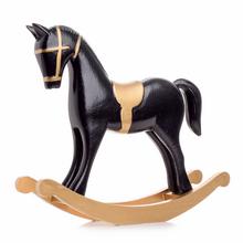 Drevený hojdací koník v čiernej a zlatej farbe.