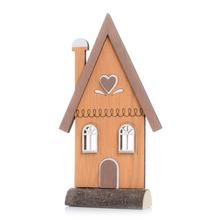 Drevený domček hnedý s dekoratívnymi prvkami.