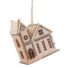 Drevený kostol v prírodnej farbe, dekorácia na Vianoce.