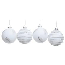 Sada sklenených vianočných gúľ v bielej a striebornej farbe.