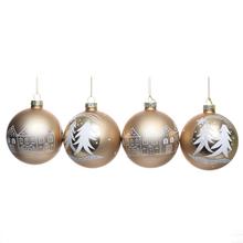 Sada sklenených vianočných gúľ v bielej a zlatej farbe s rôznymi vzormi.