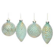 Sada sklenených vianočných gúľ v zlatej a zelenej farbe.