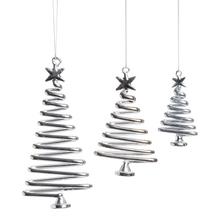 Sada sklenených vianočných ozdôb v tvare stromčekov.