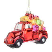 Vianočná guľa v tvare auta s darčekmi.