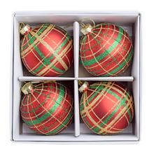 Sada sklenených vianočných gúľ v červenej, zlatej a zelenej farbe s karo vzorom.