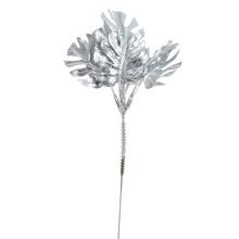 Zápich s listami monstera v striebornej farbe.