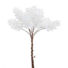 Biele šišky na zápich s umelými kvetmi.