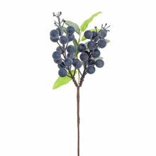 Umelý konárik so zelenými listami a modrými bobuľami.