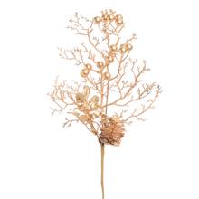 Umelý konár so zlatými šípkami a šiškou.