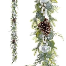 Girlanda s čečinou, tujou, zelenými listami, šiškami a bielymi bobuľami.
