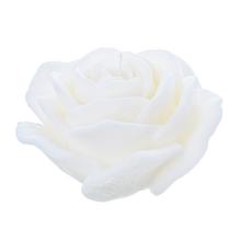 Biela ruža z jemného materiálu.