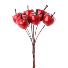 Zväzok červených jabĺčok na dekoráciu.