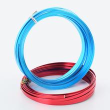 Hliníkové dekoračné pásky v modrej a červenej farbe.