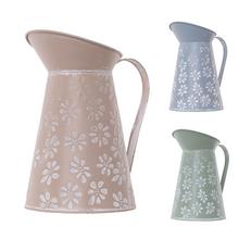 Váza džbán z kovu s kvetinovým vzorom v troch farbách.