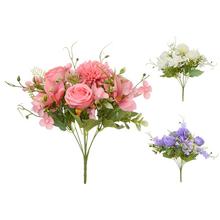 Kytica umelých kvetov s ružami a chryzantémami.