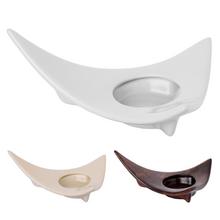 Podložka trojkat v bielej, béžovej a hnedej farbe.