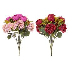 Kytica z umelých kvetov s pivonkami, hortenzijami a bodliakmi.