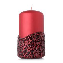 Červená sviečka AGRA s dekoratívnym vzorom.