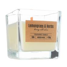 Sviečka s vôňou citrónovej trávy v sklenenom obale.