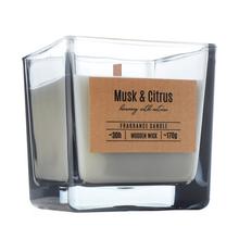 Sviečka s vôňou pižma a citrusov v sklenenom obale.