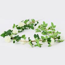 Biela girlanda s umelými ružami a zelenými listami.