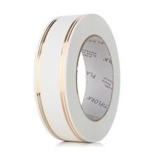 Biela smútočná stuha s zlatými pruhmi.