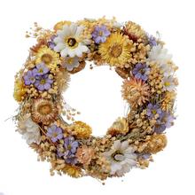 Veniec prírodný so slamienkami v krémovej, žltej a fialovej farbe, priemer 25 cm.