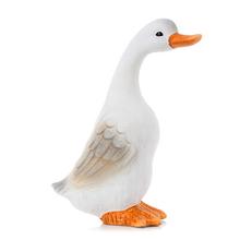 Stojaca bielo-hnedá husa z keramiky.