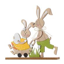 Drevené zajačiky na vozíku s vajíčkom.