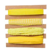 Žlté stuhy rôznych textúr a vzorov na aranžovanie.