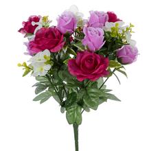 Kytica umelých ruží v ružových odtieňoch s bielymi kvetmi.