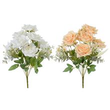 Kytica umelých ruží s drobnými kvetmi a zeleňou v mixe.