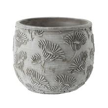 Cementový obal na kvety s dekoratívnym vzorom v šedej farbe.