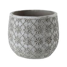 Cementový obal v šedej farbe s kvetinovým vzorom.