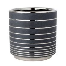 Čierny obal s striebornými pruhmi na kvetináče.