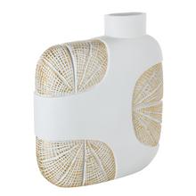 Biela váza s mušľovým vzorom.