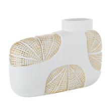 Biela váza s mušľovým vzorom.