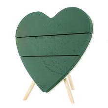 Zelené srdce z aranžérskeho materiálu s dreveným stojanom.