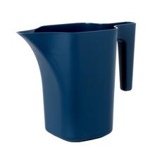 Modrá konvička na zalievanie s ergonomickým dizajnom.