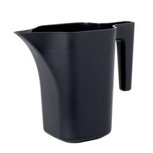 Kovová konvička v antracitovej farbe.