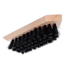 Ručná blatová kefa na obuv s drevenou rukoväťou.