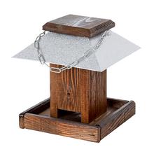 Búdka pre vtáky z dreva s kovovou strechou.