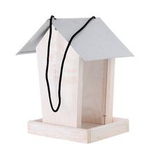 Biela búdka pre vtáky s kovovou strechou.