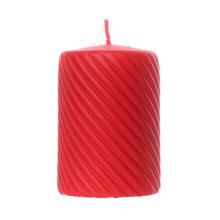 Červená matná sviečka s vertikálnym vzorom.